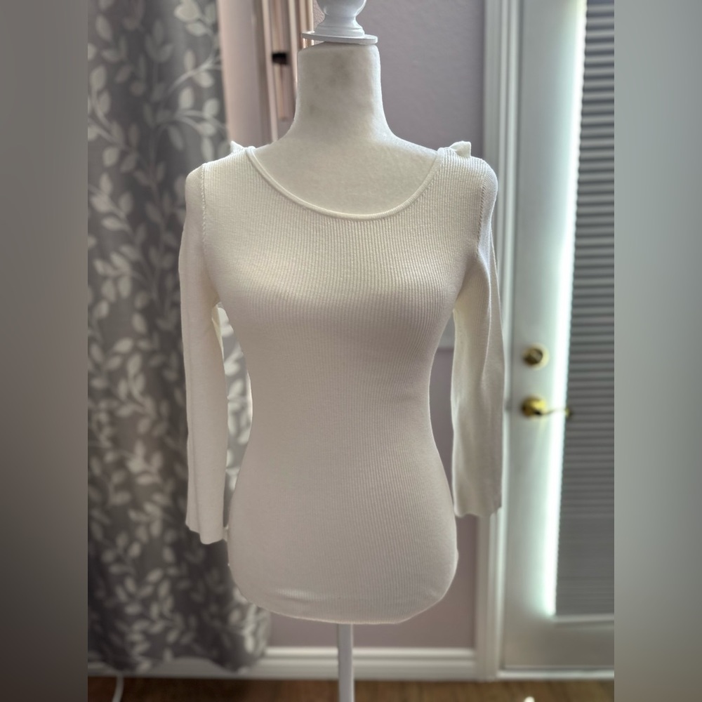 Ruffled back white sweater, 3/4 sleeves size medium
